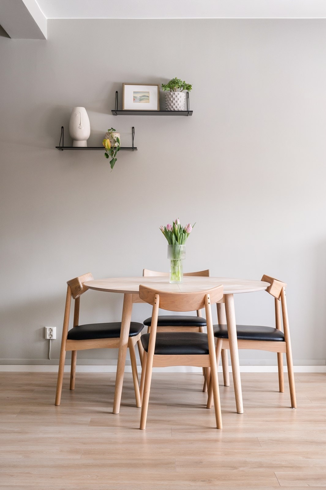 Dette er en moderne og lys 2-roms leilighet, fint beliggende i 2. etasje på Sinsen. Galleribilde