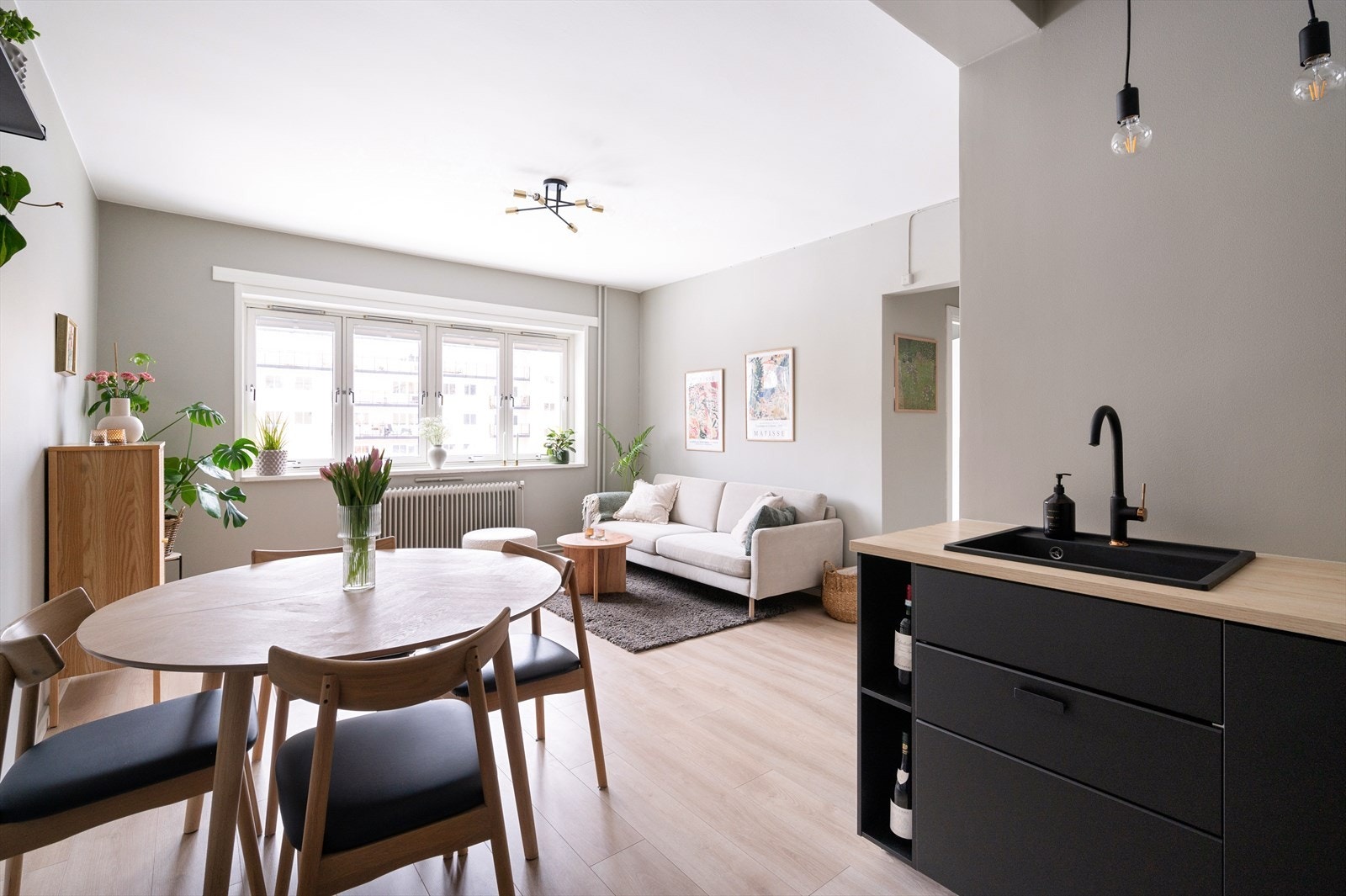 Denne leiligheten har en fin romløsning og føles romslig og lys. Galleribilde