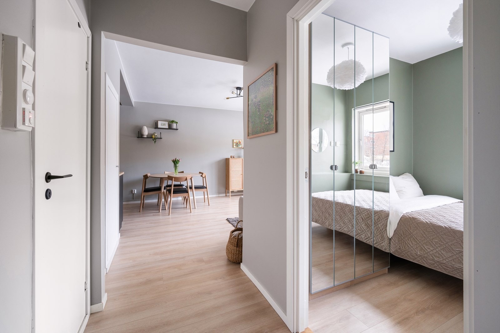 Innbydende gang som binder boligen sammen på en funksjonell og praktisk måte. Galleribilde