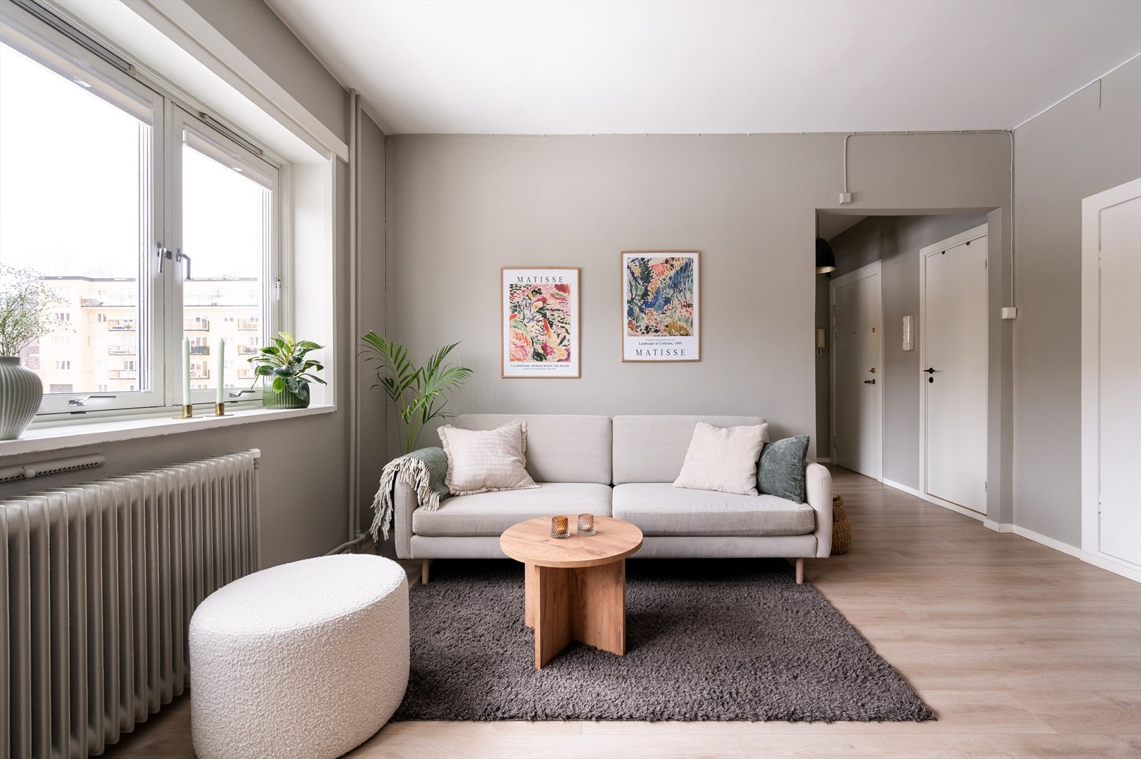 Her er det lite innsyn og fin sone for sofaseksjon. Galleribilde