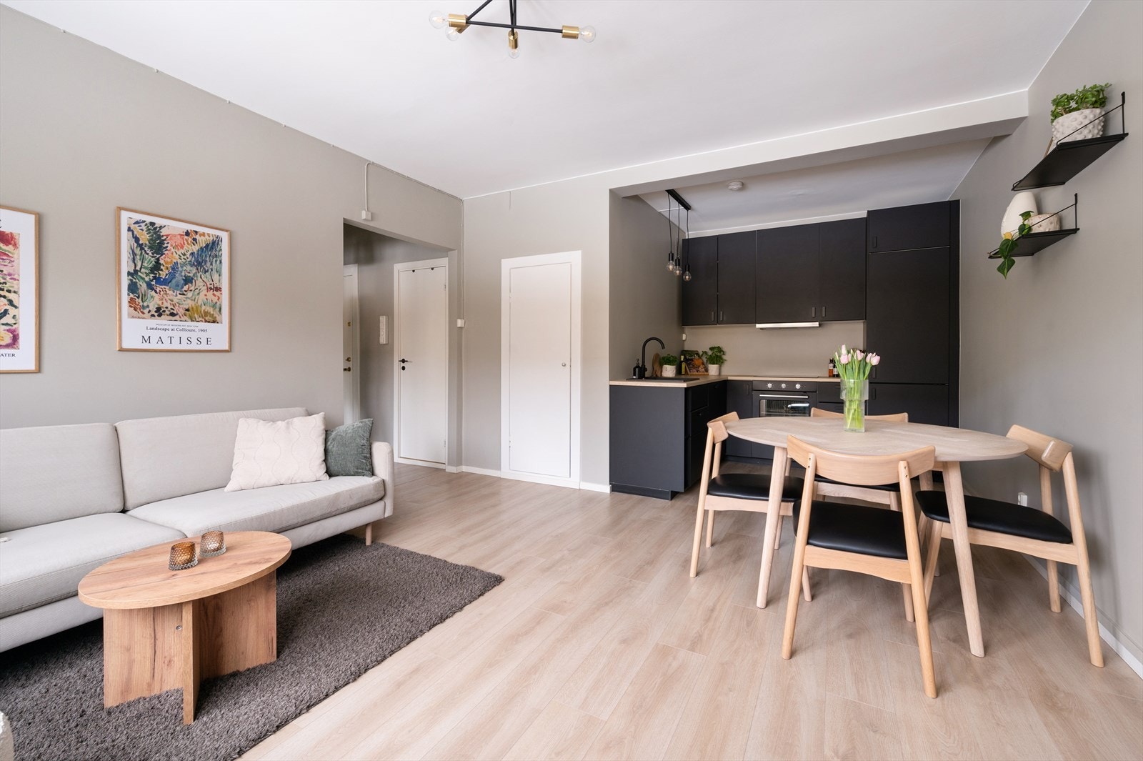 Innvendig er boligen pusset opp i 2022/23 med bl.a. slitesterkt laminatgulv, kjøkken og maling av overflater m.m. Galleribilde