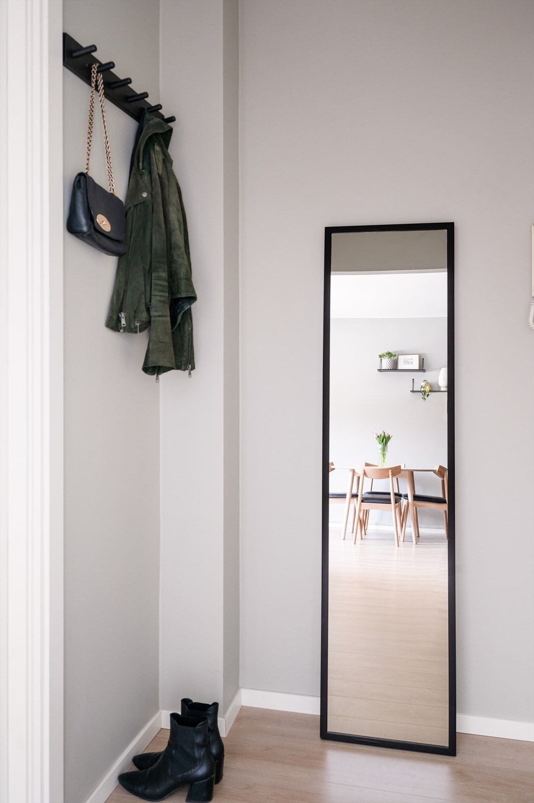 Det er montert knagger på vegg for oppheng av yttertøy. Galleribilde