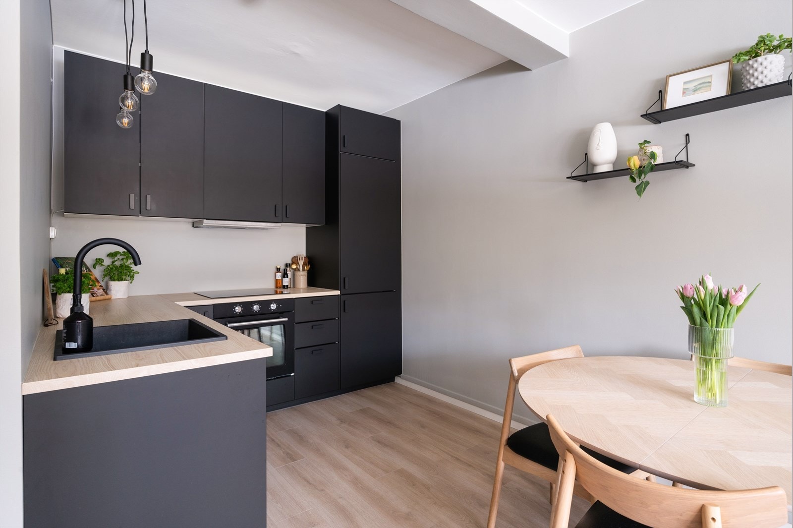 Laminat benkeplate med nedfelt vaskekum og belysning over benken gir et godt arbeidsområde. Galleribilde