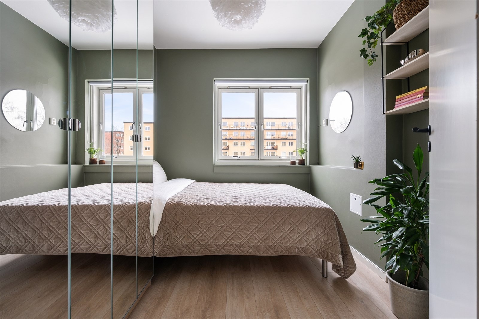 Det er god plass til dobbeltseng, og garderobeskap med speilfronter sørger for rikelig med oppbevaringsplass til klær. Galleribilde