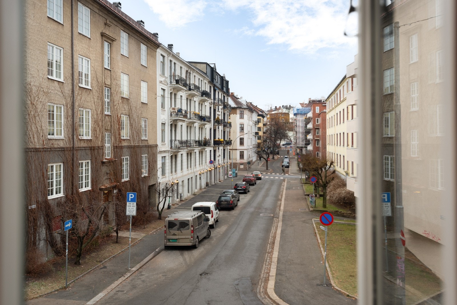 Leilighetens plassering gir også begrenset innsyn fra byggene på andre siden av gaten, og gir en luftig følelse til oppholdsrommene. Galleribilde
