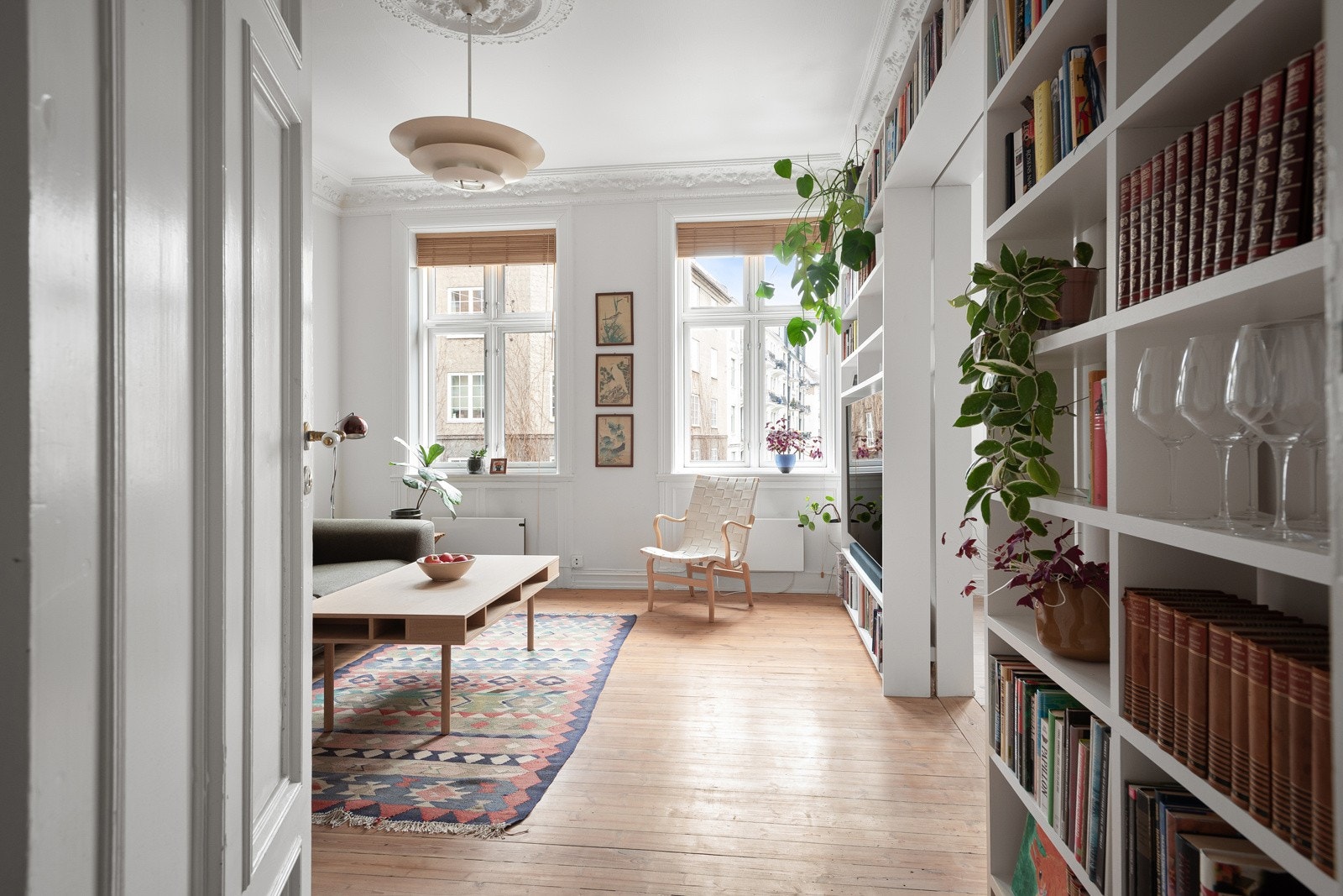 Leiligheten er gjennomgående med store vindusflater og godt lysinnslipp fra to sider. Galleribilde