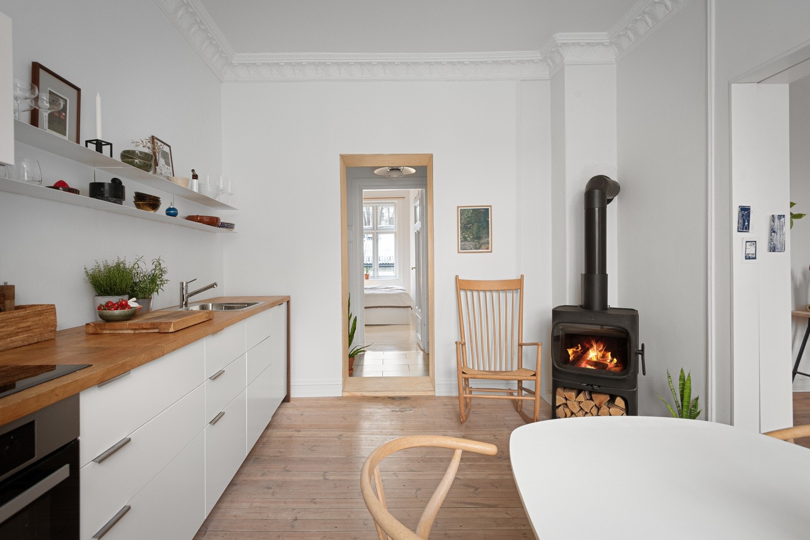 Peis på kjøkkenet som byr på ekstra hygge og varmer godt på kjølige dager. Galleribilde