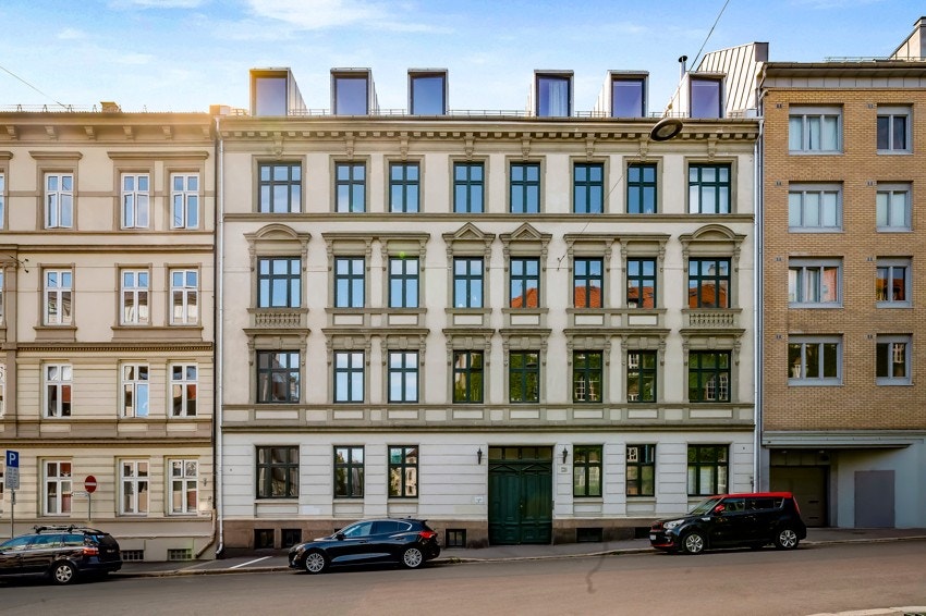 Fasade. Eiendommen ligger i en rolig sidegate rett ved Stensparken. Galleribilde