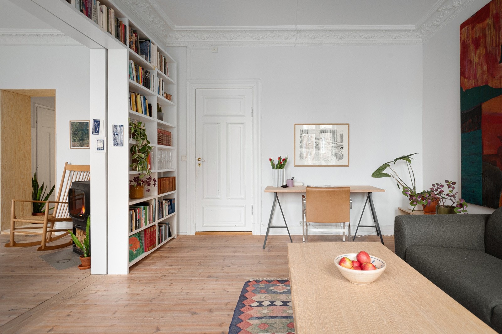 Stuen gir god plass til sofagruppe, medievegg og skrivebord. Galleribilde