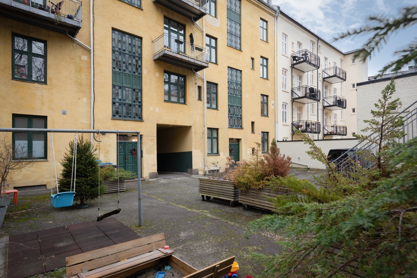 Hyggelig bakgård med sittegrupper. Her har sameiet 4 parkeringsplasser som kan leies etter liste, det er per 9.1. én ledig plass og ingen på venteliste. Galleribilde