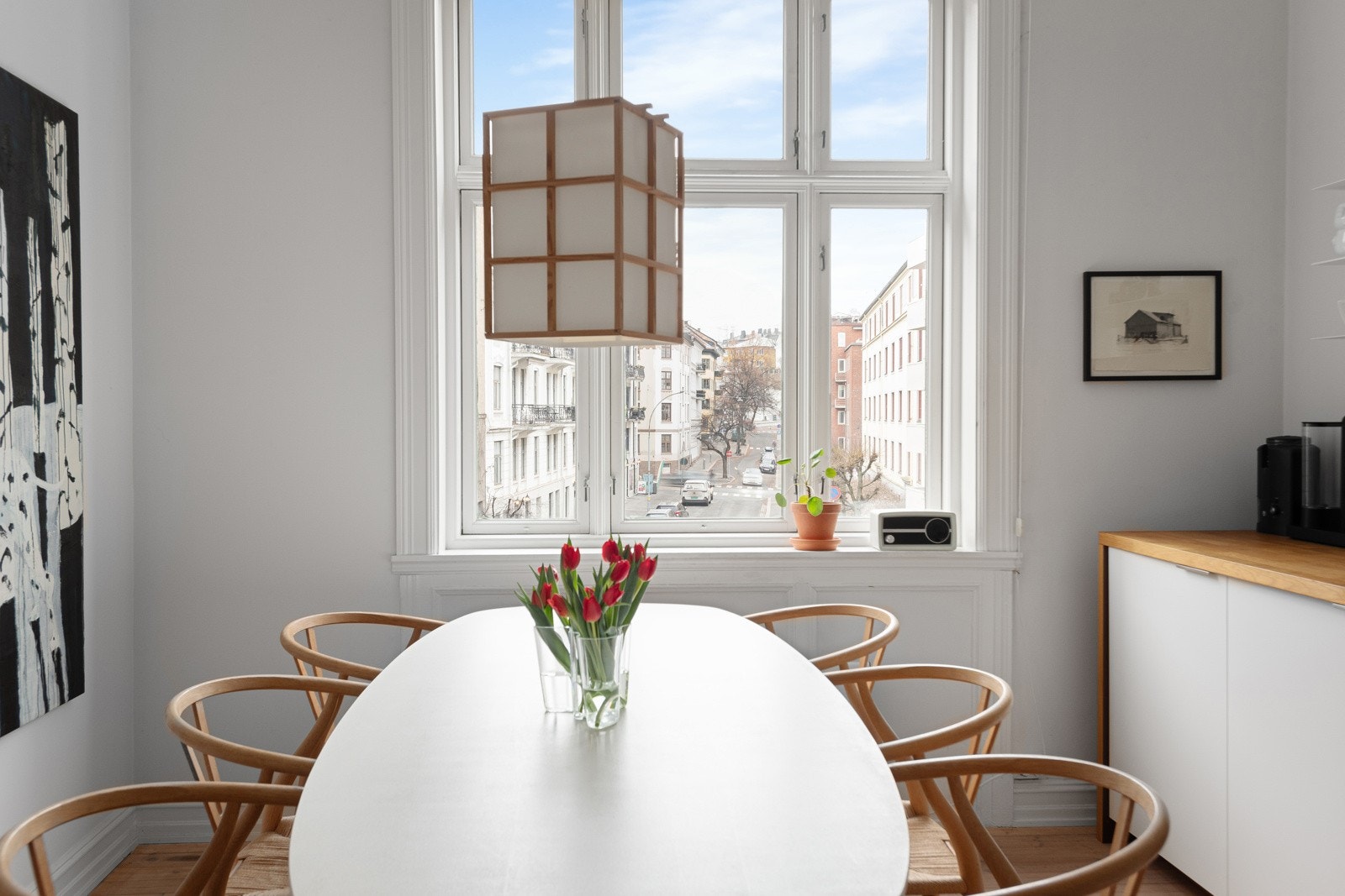 Leiligheten har en svært god intern beliggenhet i gaten med fritt og usjenert utsyn. Galleribilde