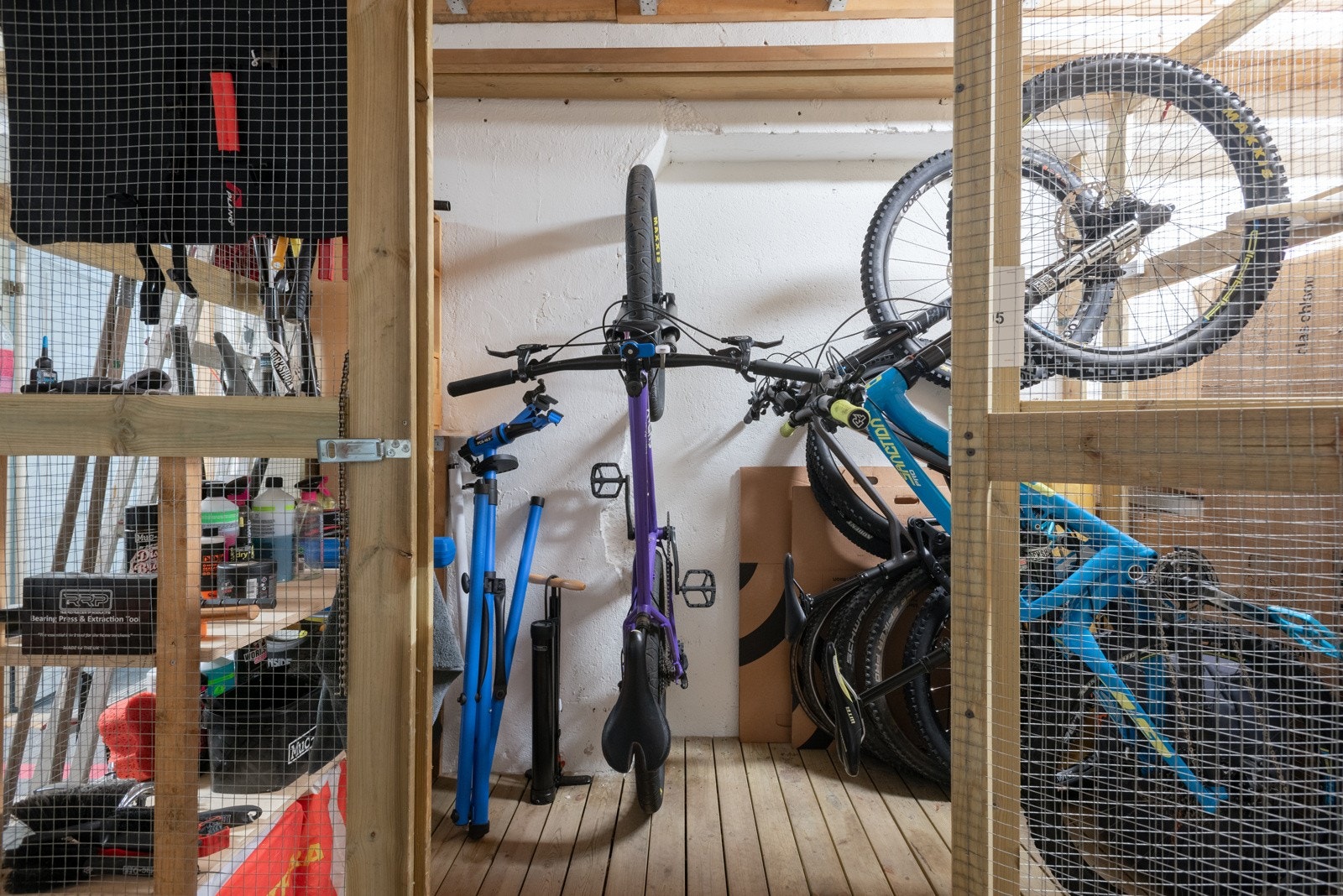 Leiligheten disponerer to eksterne boder på totalt ca. 6,8 kvm. Her er boden i bakbygningen med trappefri adkomst. Galleribilde