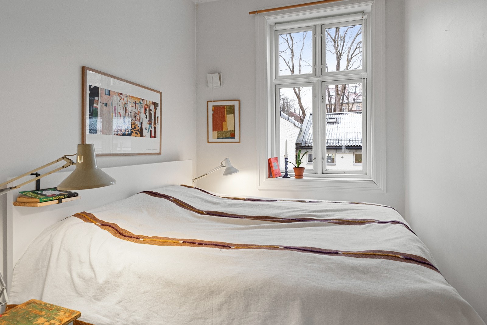 Soverommet vender mot stille bakgård, og har fint solinnslipp pga. det lave bakgårdsbygget. Galleribilde