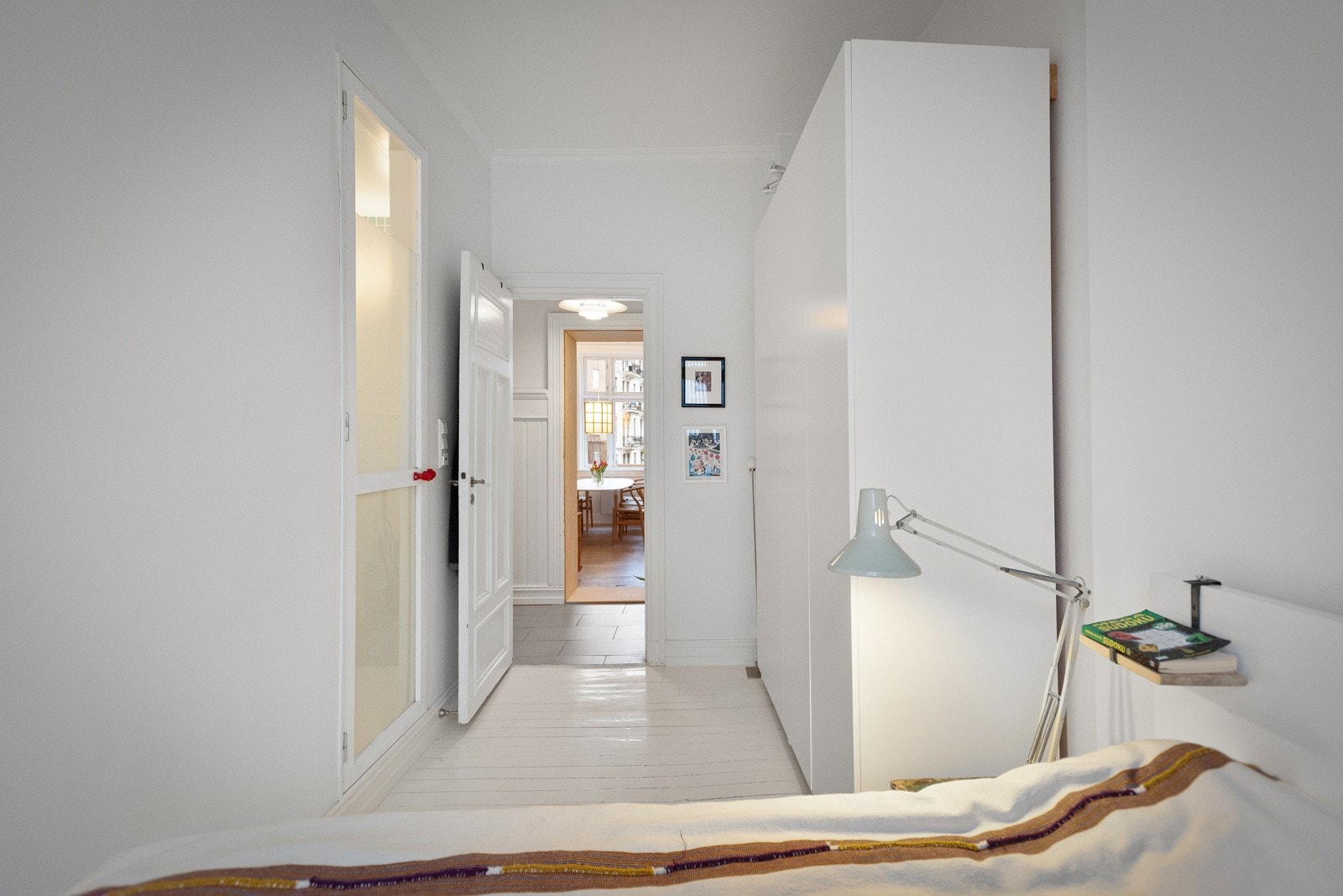 Rommet er innredet med en rekke garderobeskap. Galleribilde