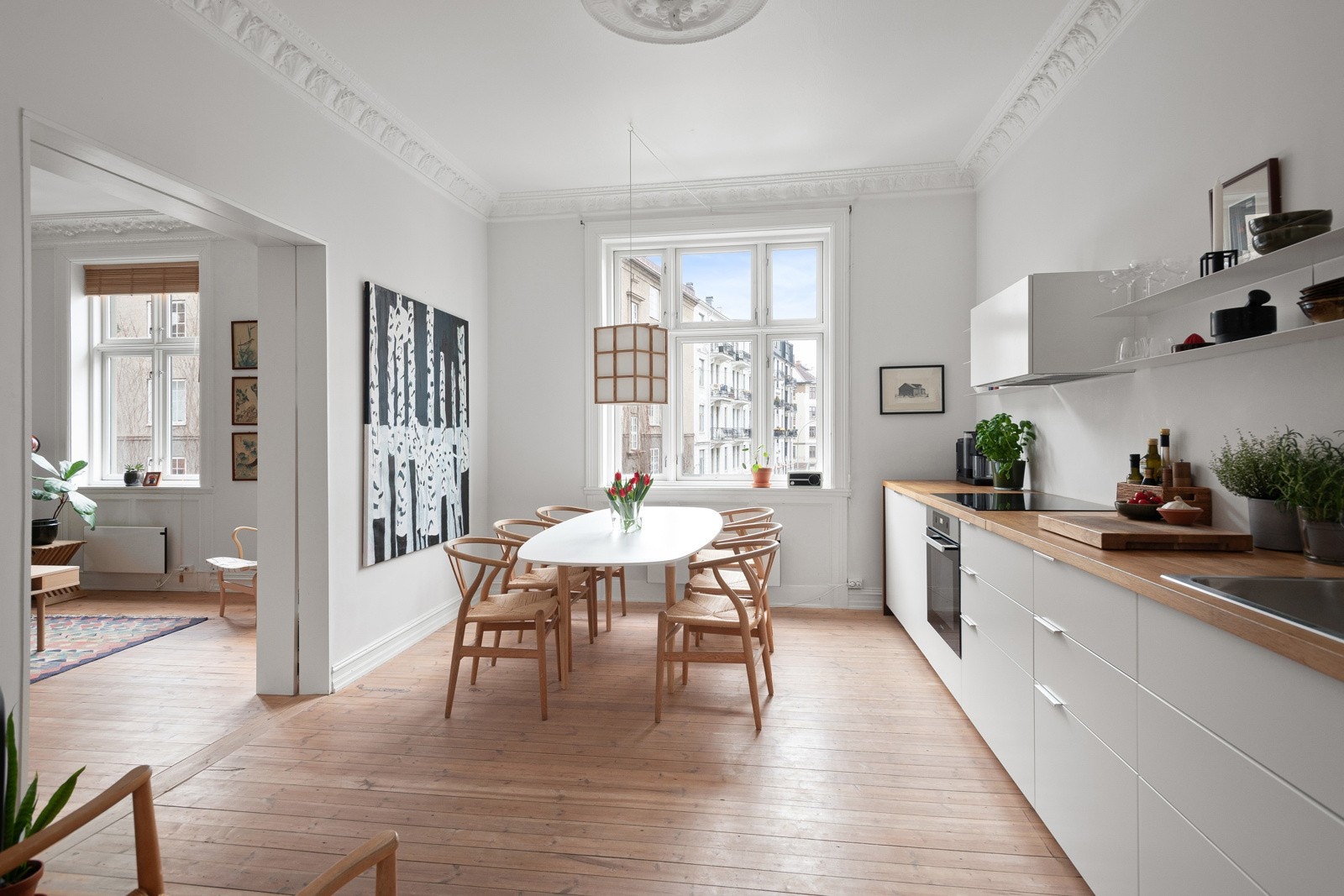 Her får du en fin kombinasjon av det klassiske og moderne med luftig takhøyde, rosett, stukkatur, peis og store vindusflater med dype karmer. Galleribilde