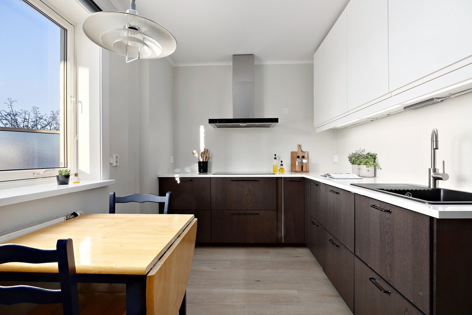 Flott og moderne kjøkkeninnredning fra 2021 med slette fronter og benkeplate av laminat Galleribilde