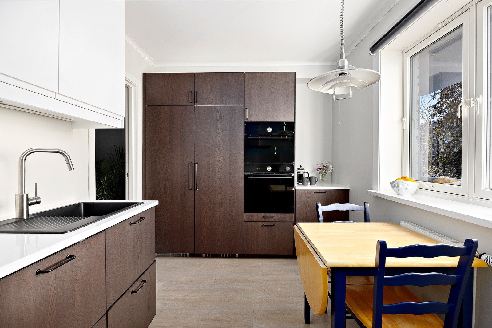 Kjøkkenet er utstyrt med integrerte hvitevarer Galleribilde