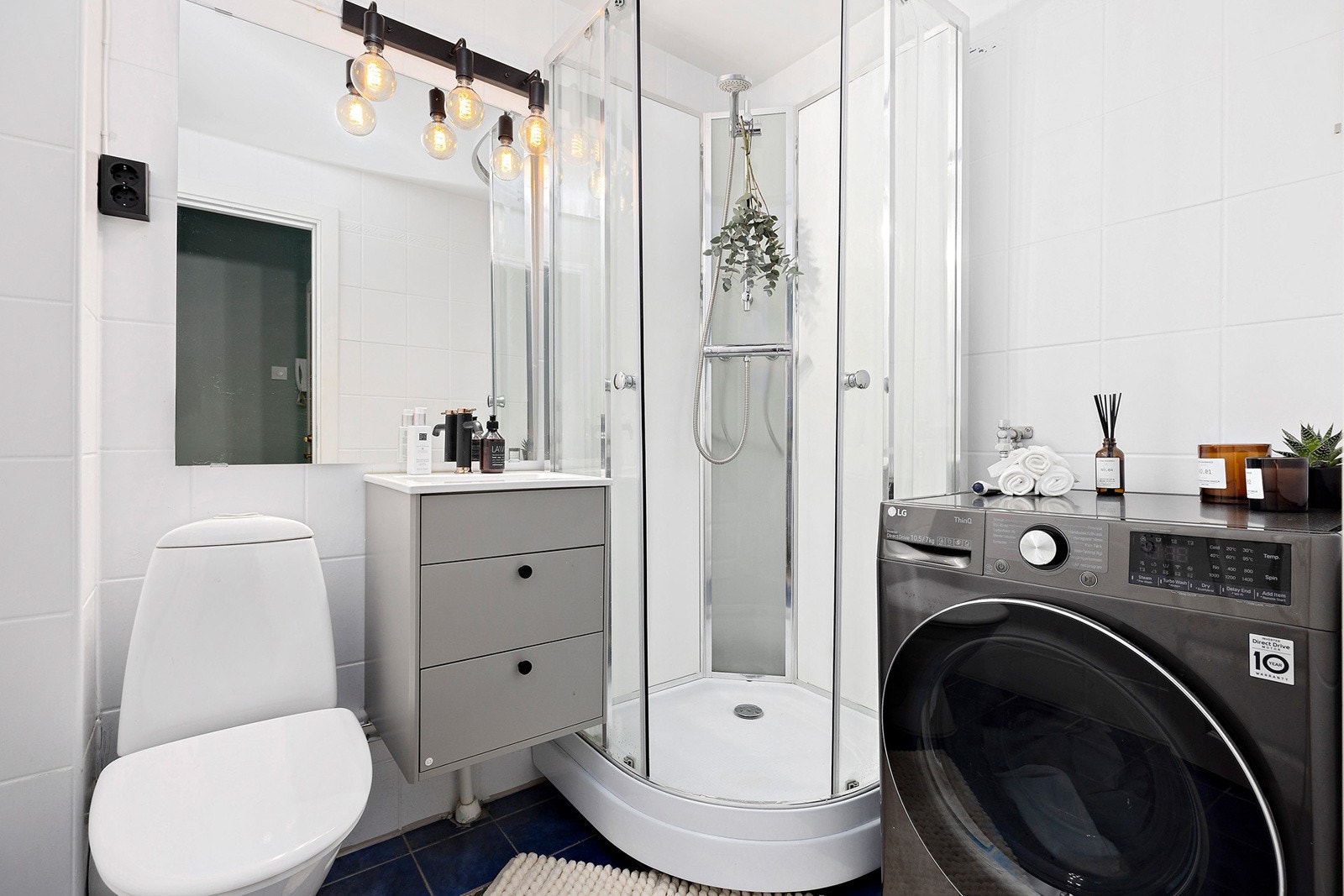 Flislagt bad med varme i gulv. Badet har opplegg for vaskemaskin Galleribilde