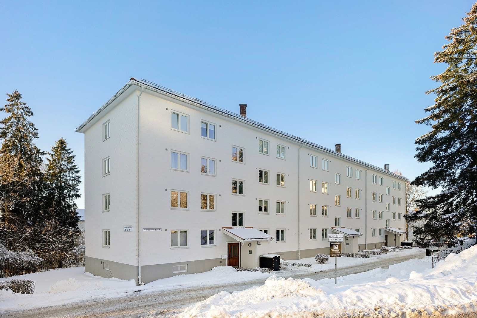 Skøyenåsveien 27 har en meget sentralt og fint beliggende i et rolig, veletablert og barnevennlig område på Oppsal Galleribilde