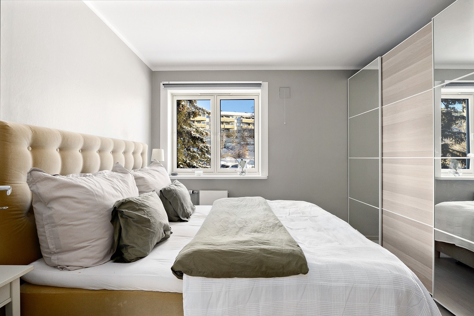 Hovedsoverommet har plass til dobbeltseng, nattbord og garderobeløsning Galleribilde