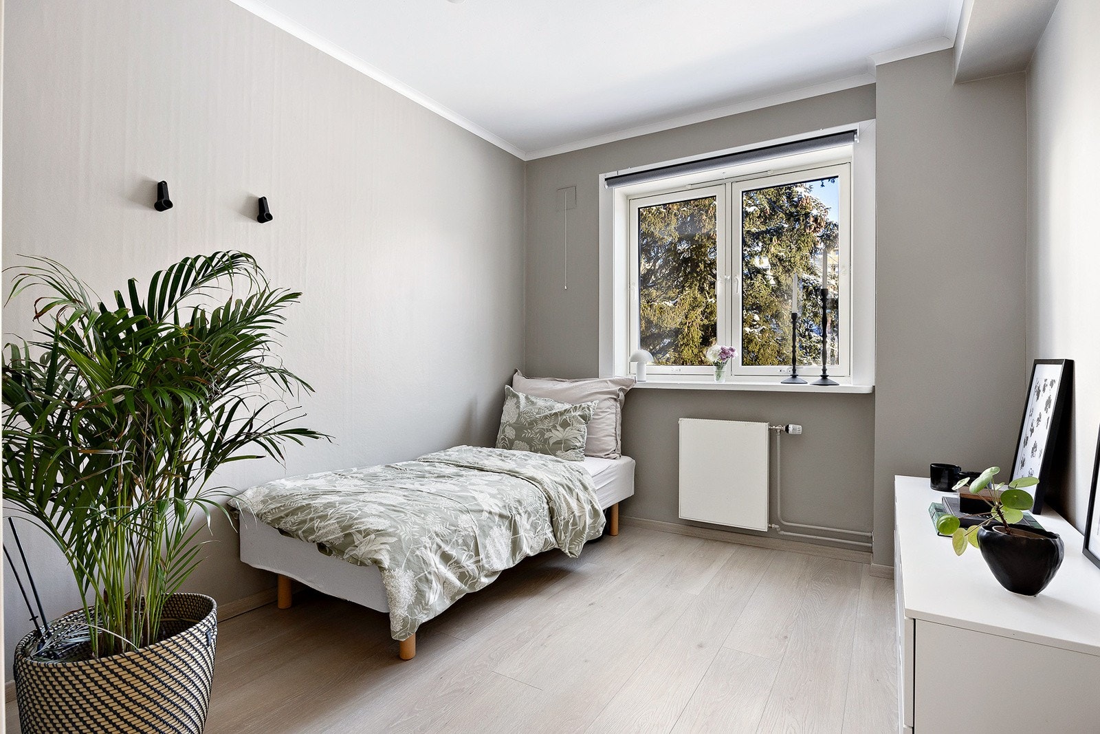 Soverom 2 har god plass til seng, nattbord og garderobeløsning Galleribilde