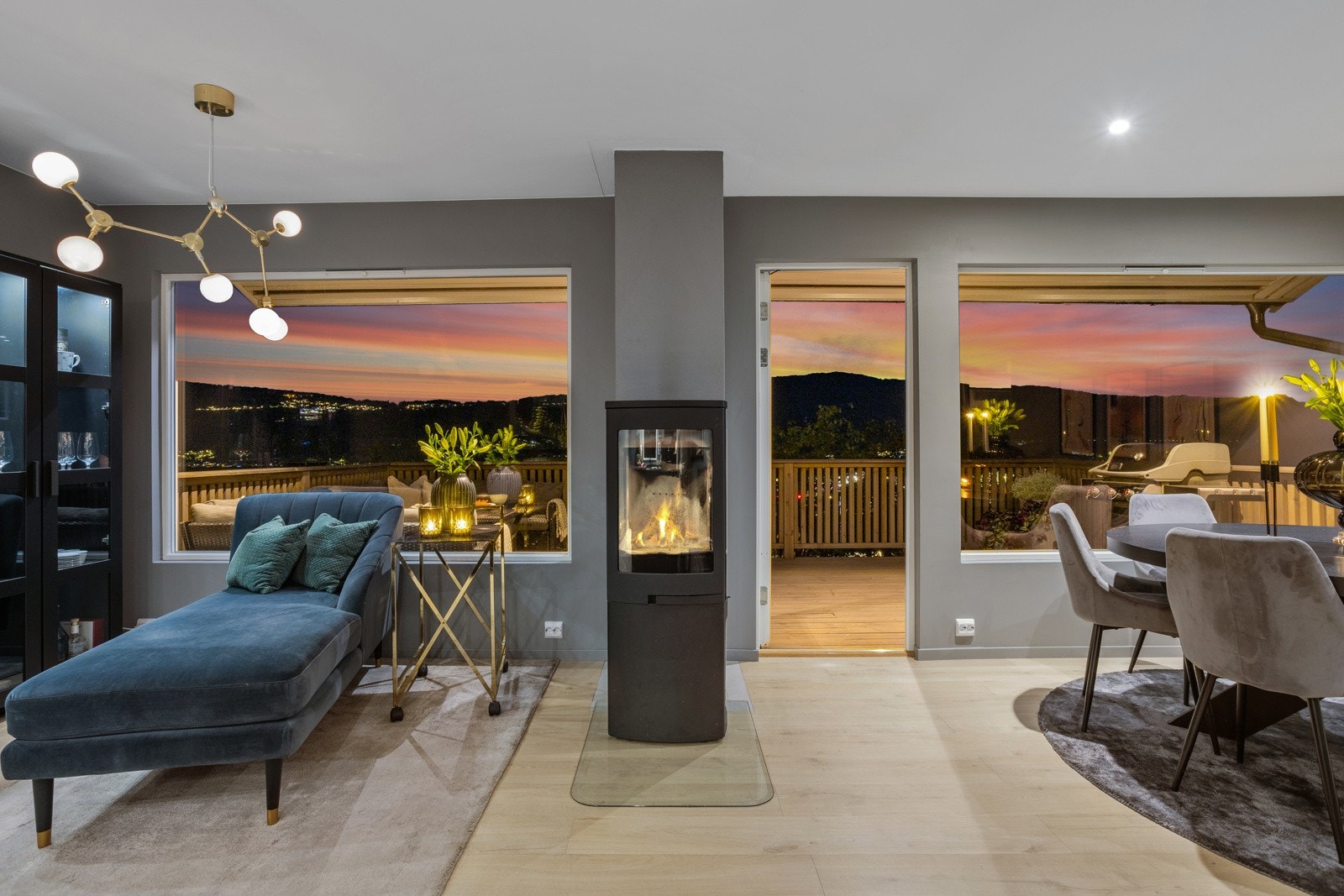 Flott utsikt, peis og utgang til balkong fra stue. Galleribilde