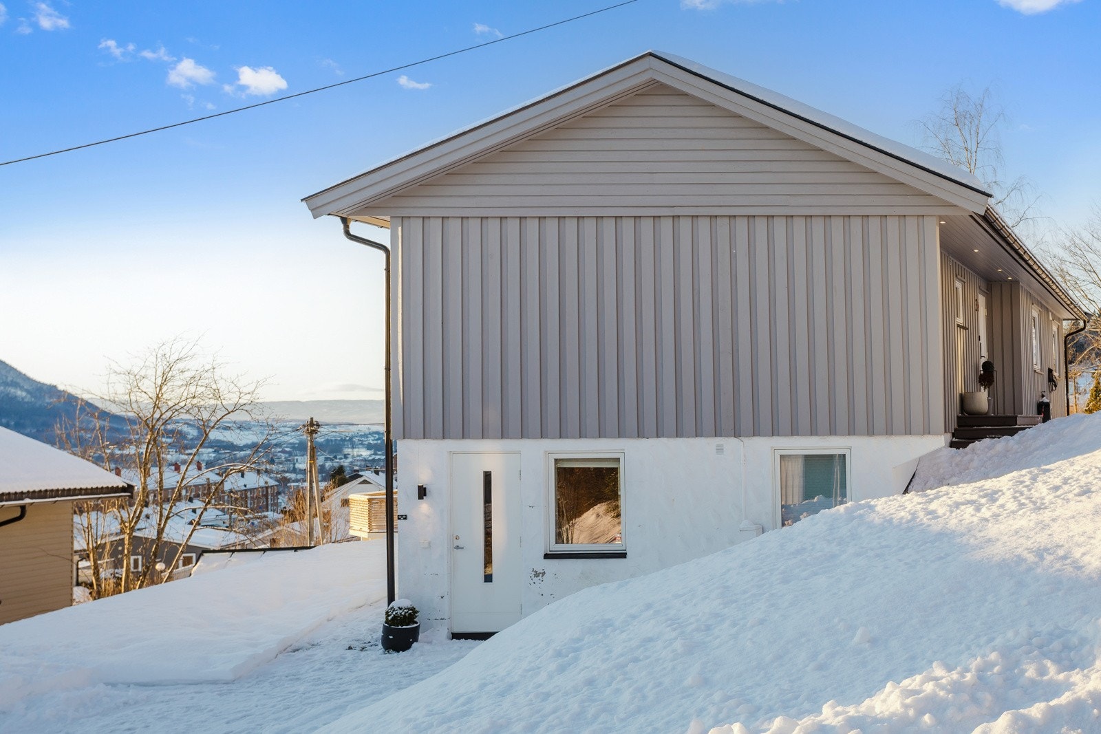 Utleiedelen har egen adkomst og parkeringsplass. Galleribilde
