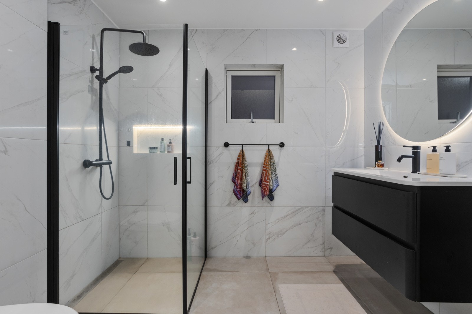 Moderne bad med delikate overflater. Badet ble totalrenovert 2019/2020. Galleribilde