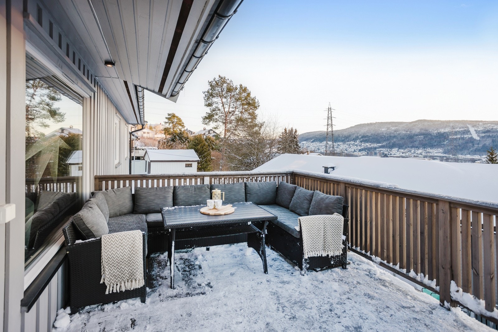 Stor balkong med flott utsyn og gode solforhold. Galleribilde