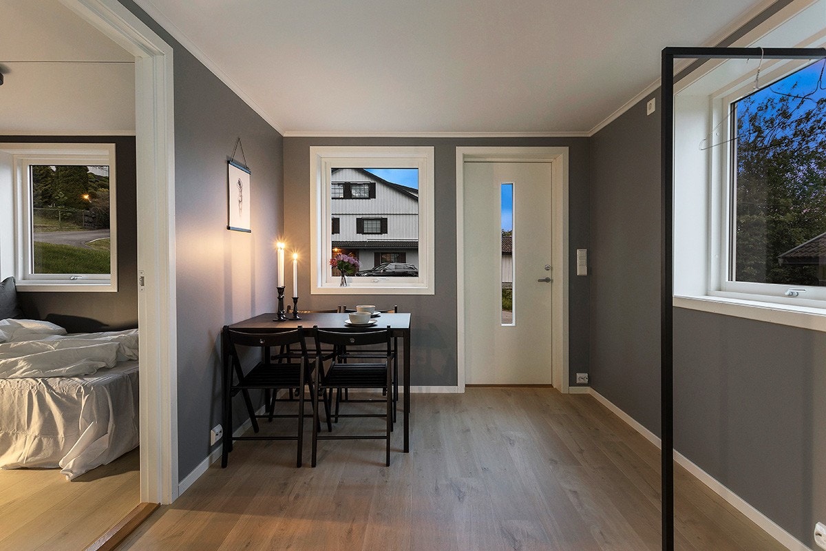 Utleiedelen har egen parkering, innkjørsel og adkomst fra kortsiden av huset. Galleribilde