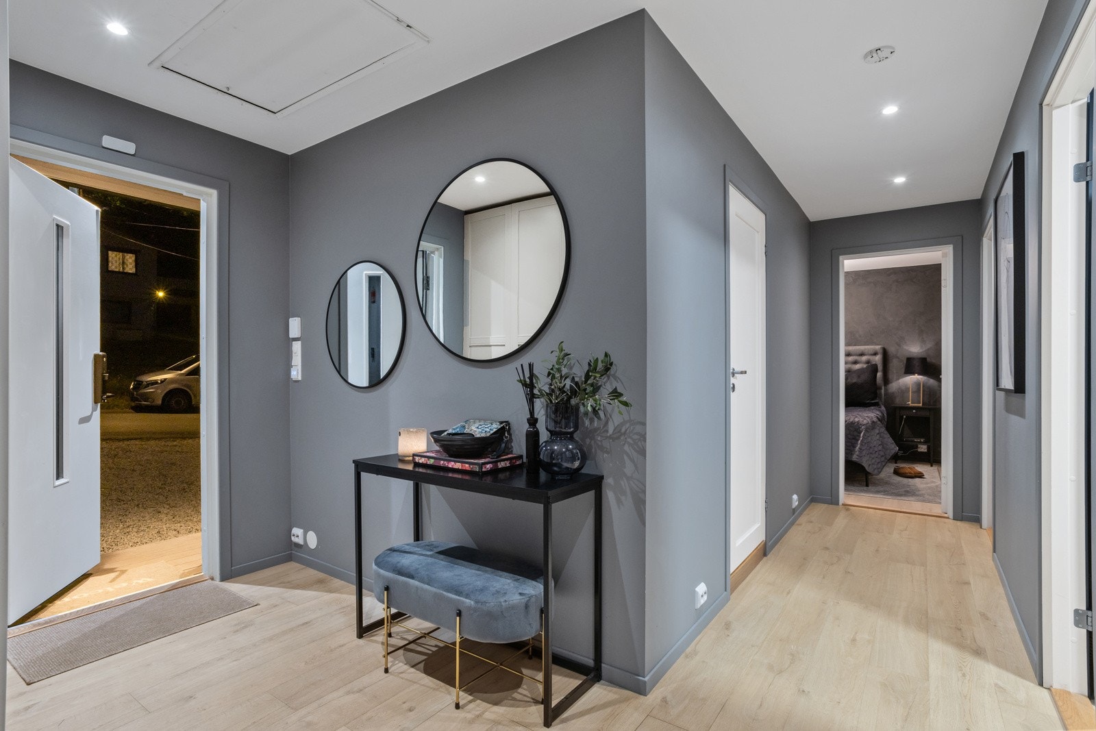 Romslig entree med dyp skyvedørsgaderobe (ikke avbildet) Galleribilde