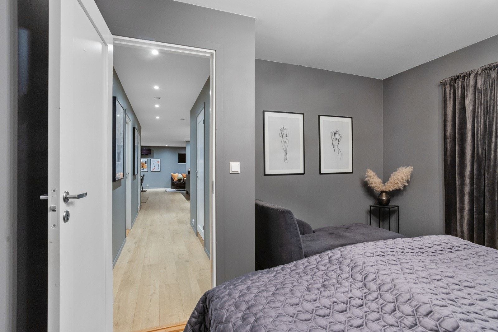 Hovedsoverommet ligger vegg i vegg med badet. Galleribilde