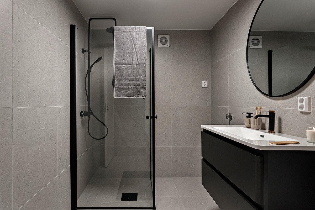 Bad i uteleidel med opplegg for vaskemaskin. Galleribilde