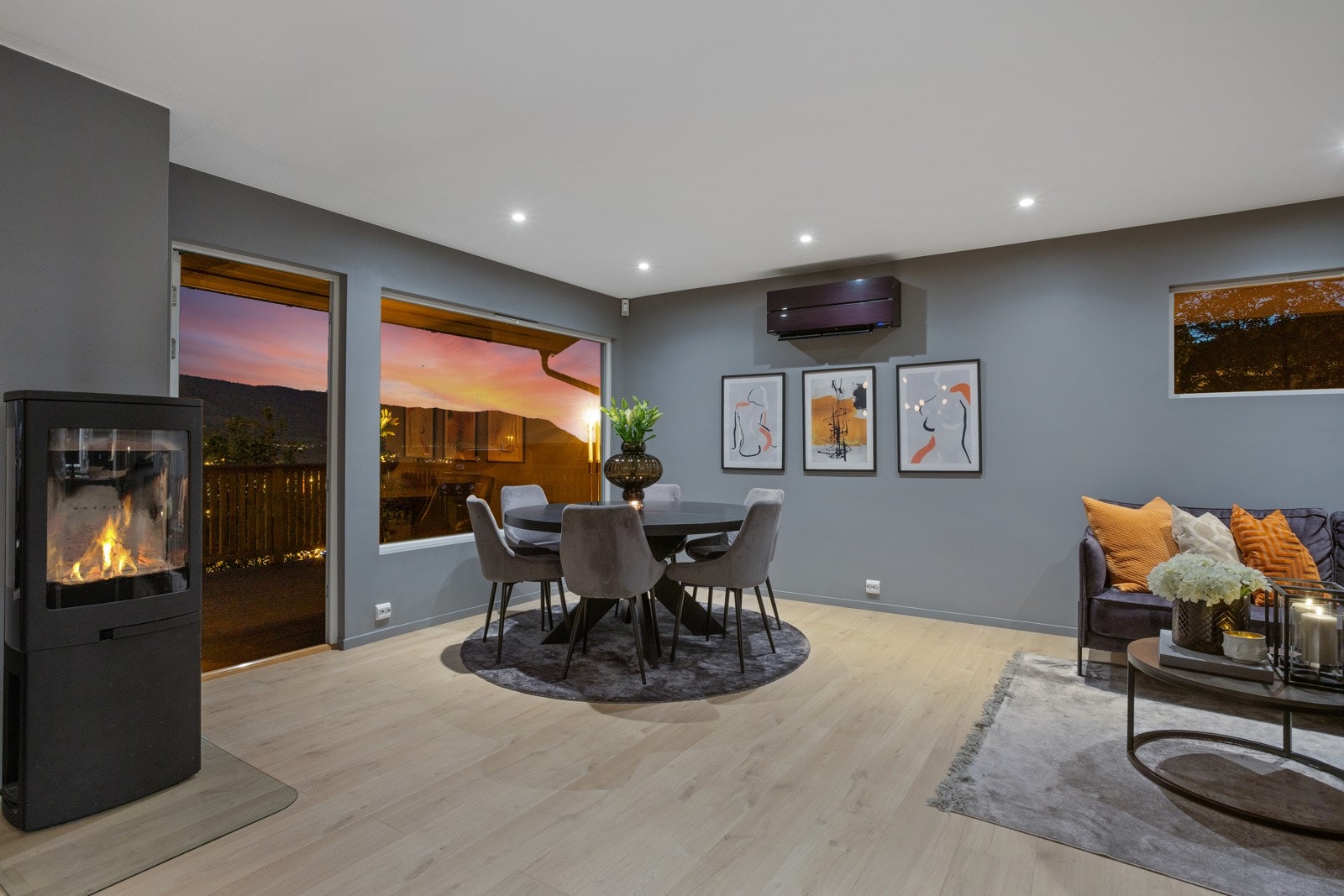 Hyggelig plass til spisestue med fantastisk utsikt. Galleribilde