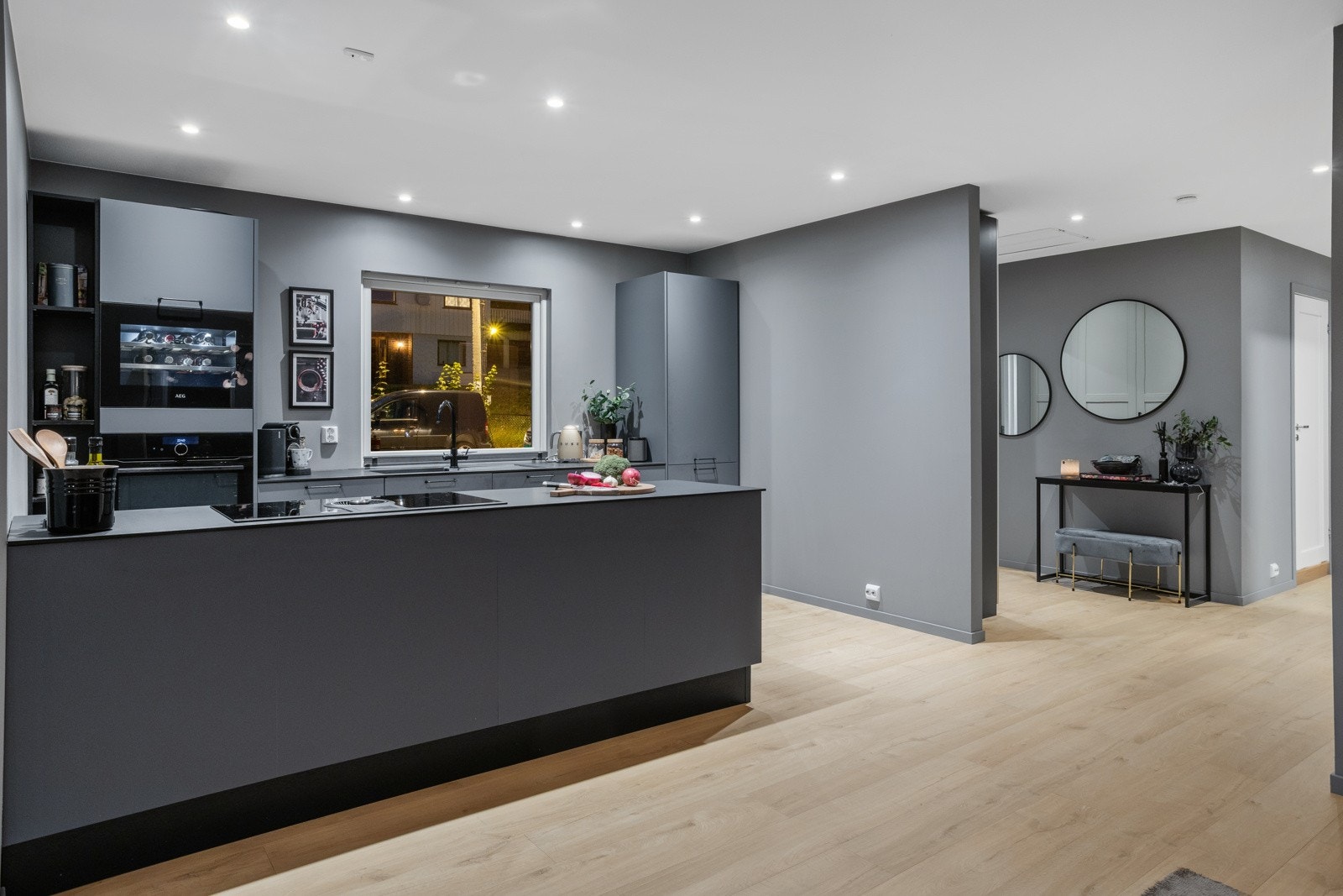 Eiendomsmegler Emilie Fredriksen v/ Meglerhuset & Partners ønsker velkommen til Hasselveien 3!. Galleribilde