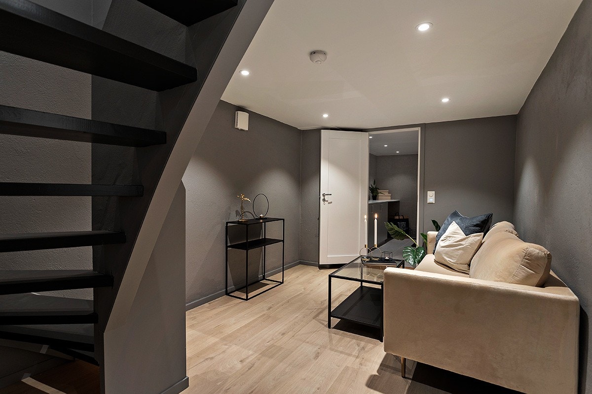 Kjellerstue tilhørende hoveddelen. Galleribilde