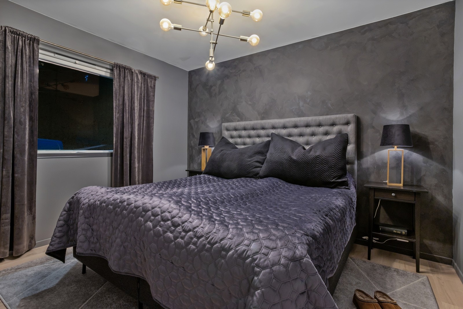 Hovedsoverom med god plass til stor dobbeltseng. Galleribilde