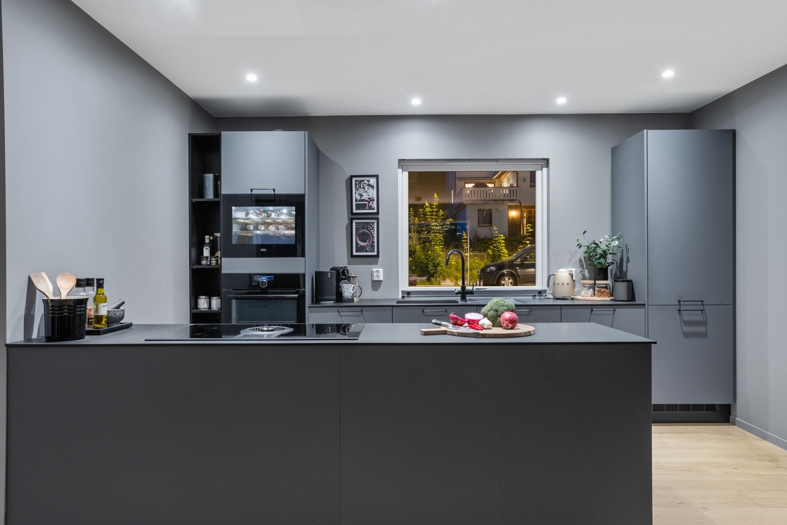 Delikat kjøkken fra HTH med integrerte hvitevarer. En åpen og sosial løsning som er godt egnet for både hverdag og gjester. Galleribilde