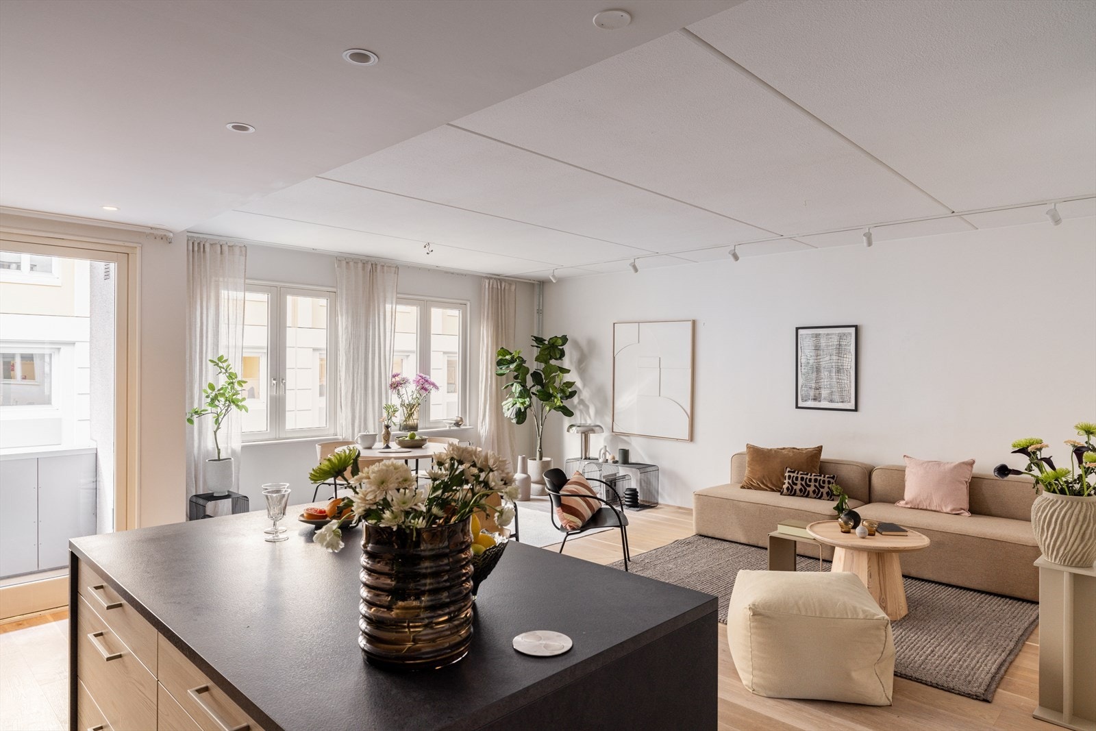 Leiligheten varmes opp via vannbåren varme i radiatorer i stue, kjøkken og soverom. Varmtvann og fyring er inkludert i felleskostnadene Galleribilde