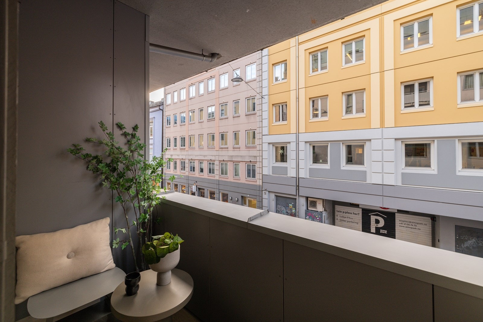 Balkongen ligger sørvest-vendt og er på ca. 2,37 m² Galleribilde
