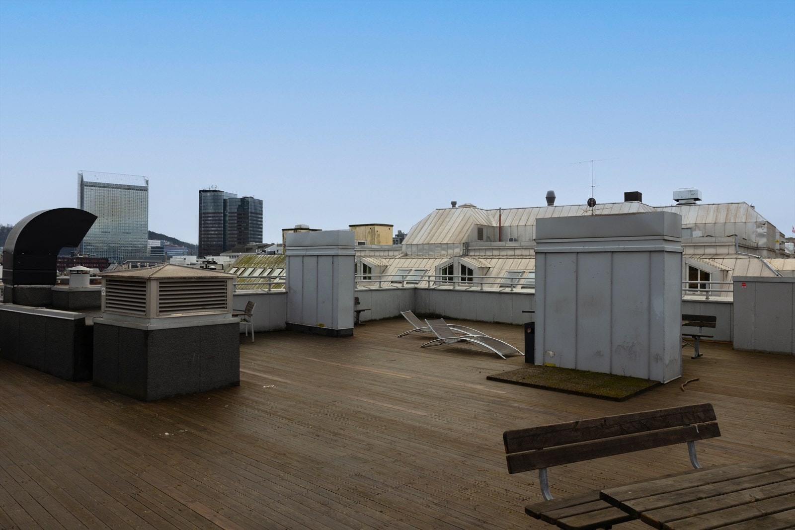Takterrasse med flott utsikt. Det er direkte tilgang til festlokale tilknyttet takterrassen. Galleribilde