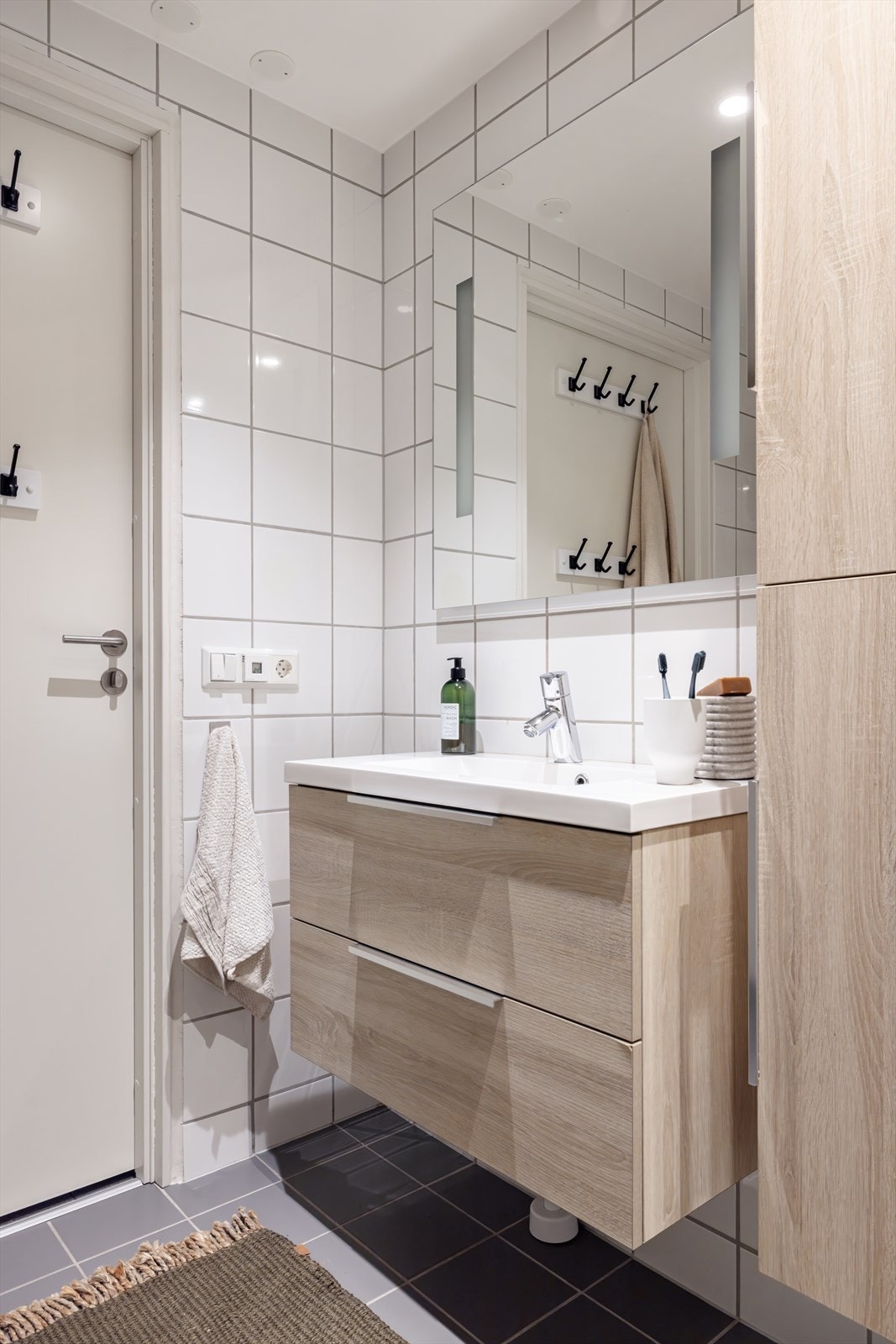 Badet har elektrisk gulvvarme og downlights i taket Galleribilde