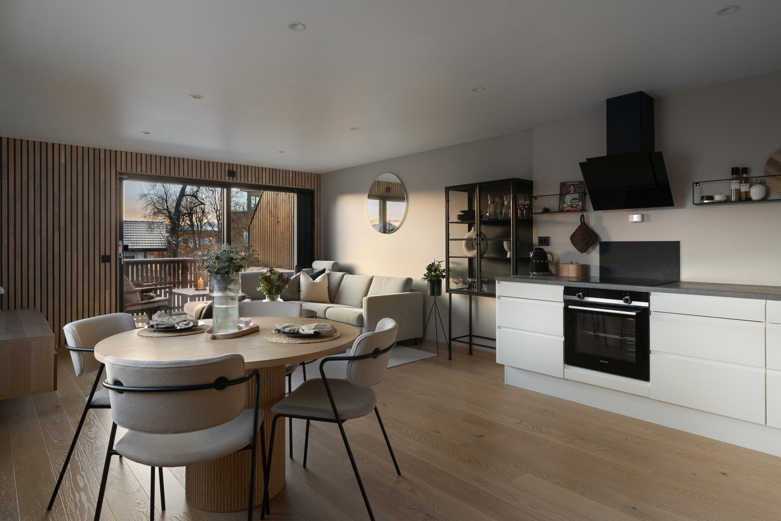 Stuen har god plass for både sofagruppe og spisebord. Galleribilde