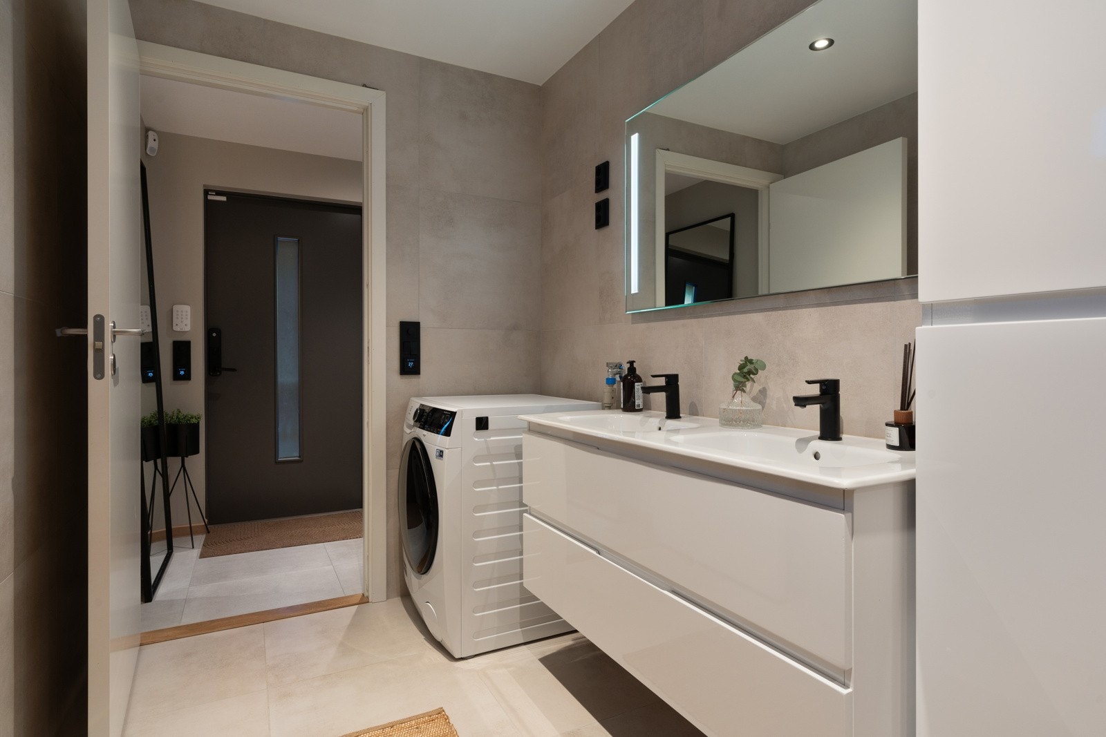 Opplegg for vaskemaskin og baderomsinnredning med god oppbevaringsplass. Galleribilde