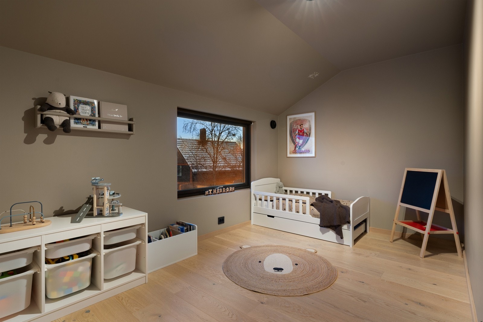 Soverom nr 2 framstår også romslig. Alle soverommene vender ut mot stille og rolige omgivelser. Galleribilde