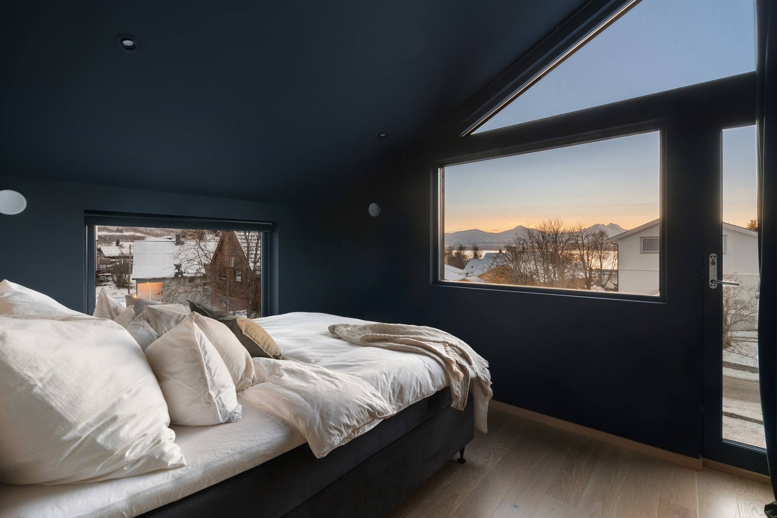 Hovedsoverommet framstår romslig med god takhøyde og vindusflater med nydelig utsikt. Galleribilde