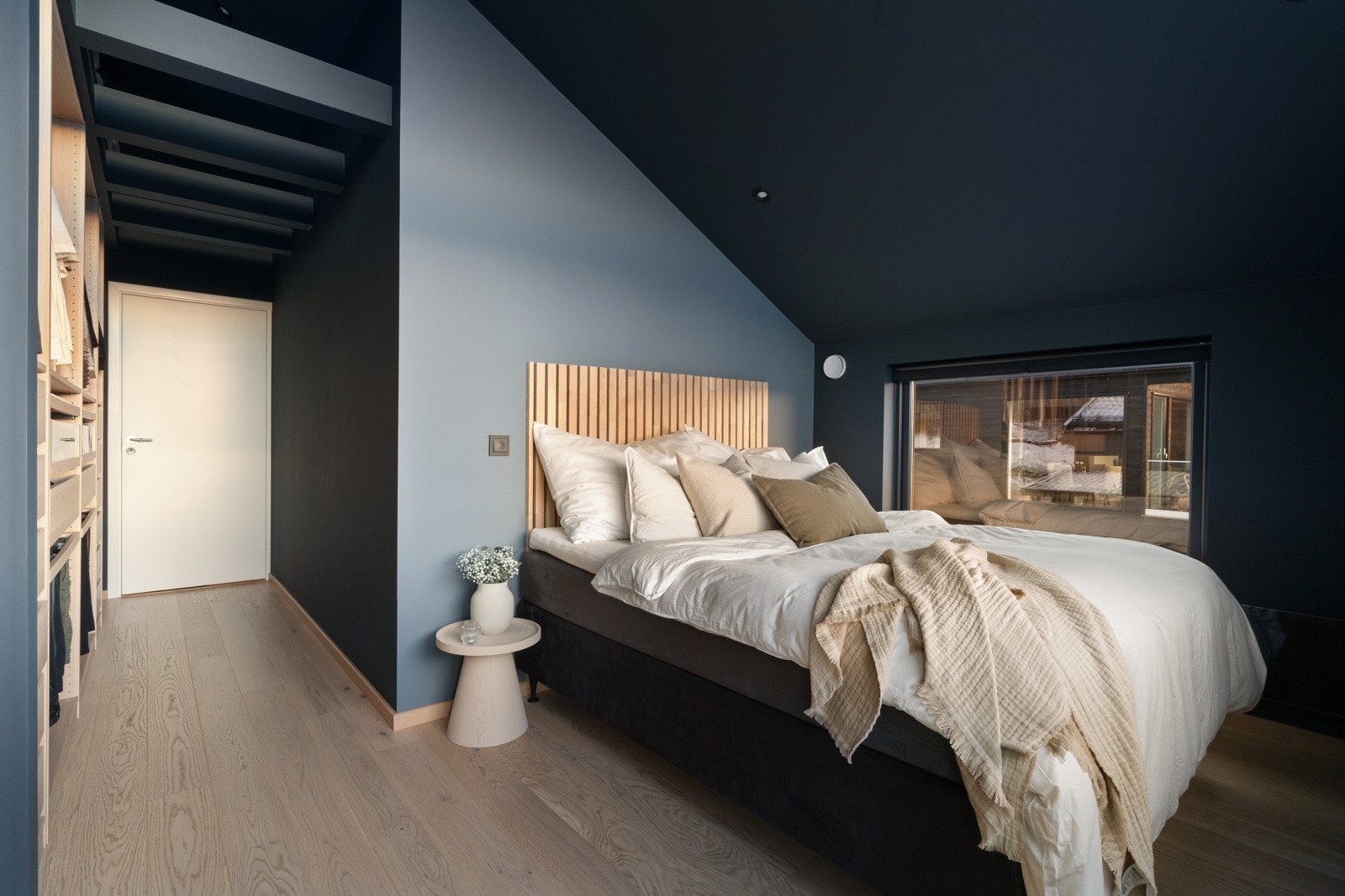 Leiligheten har tre soverom i 2. etasje. Galleribilde