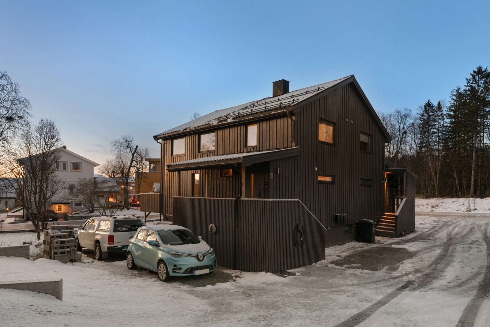 Leiligheten har parkeringsplass like utenfor. Galleribilde