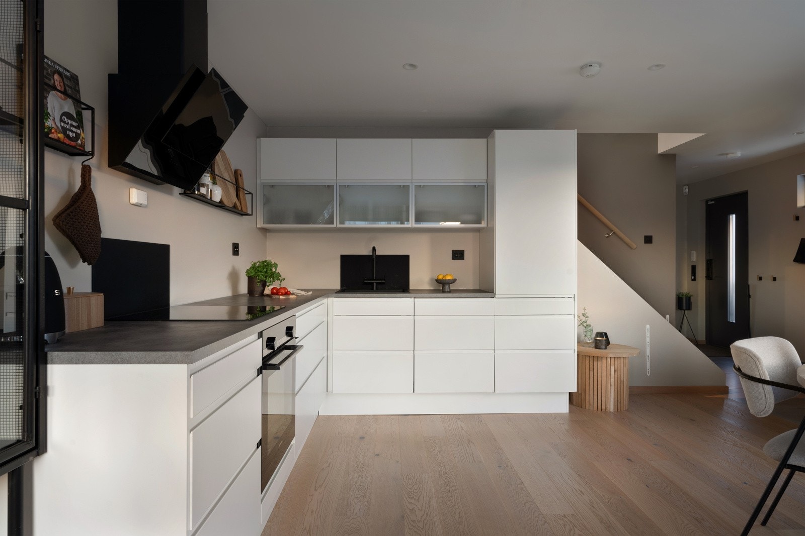 Alt man trenger av integrerte hvitevarer som stekeovn, platetpop, oppvaskmaskin og kombiskap med kjøl/frys. Galleribilde