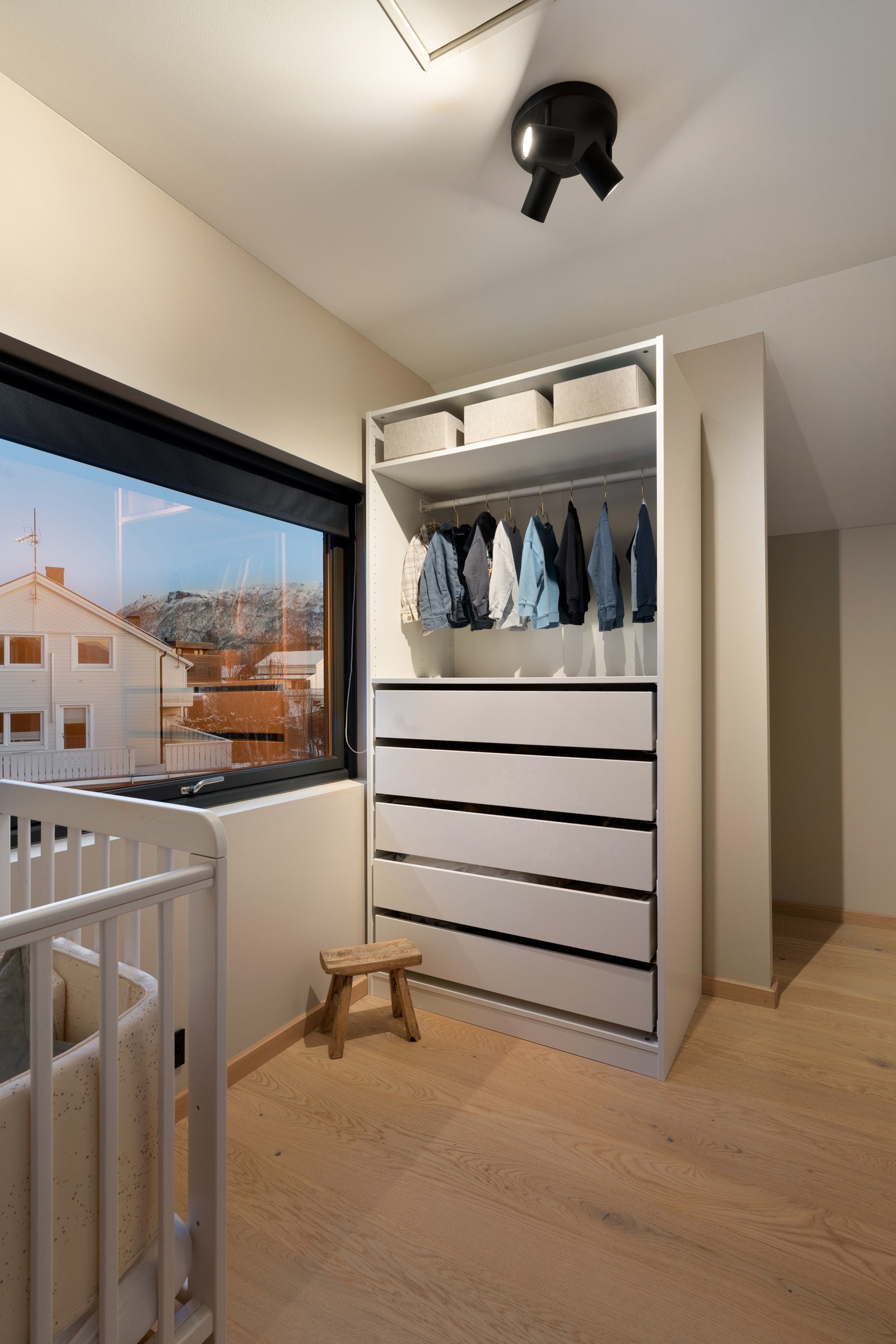 God oppbevaringsplass i garderobeskap og i hjørne i bakkant. Galleribilde